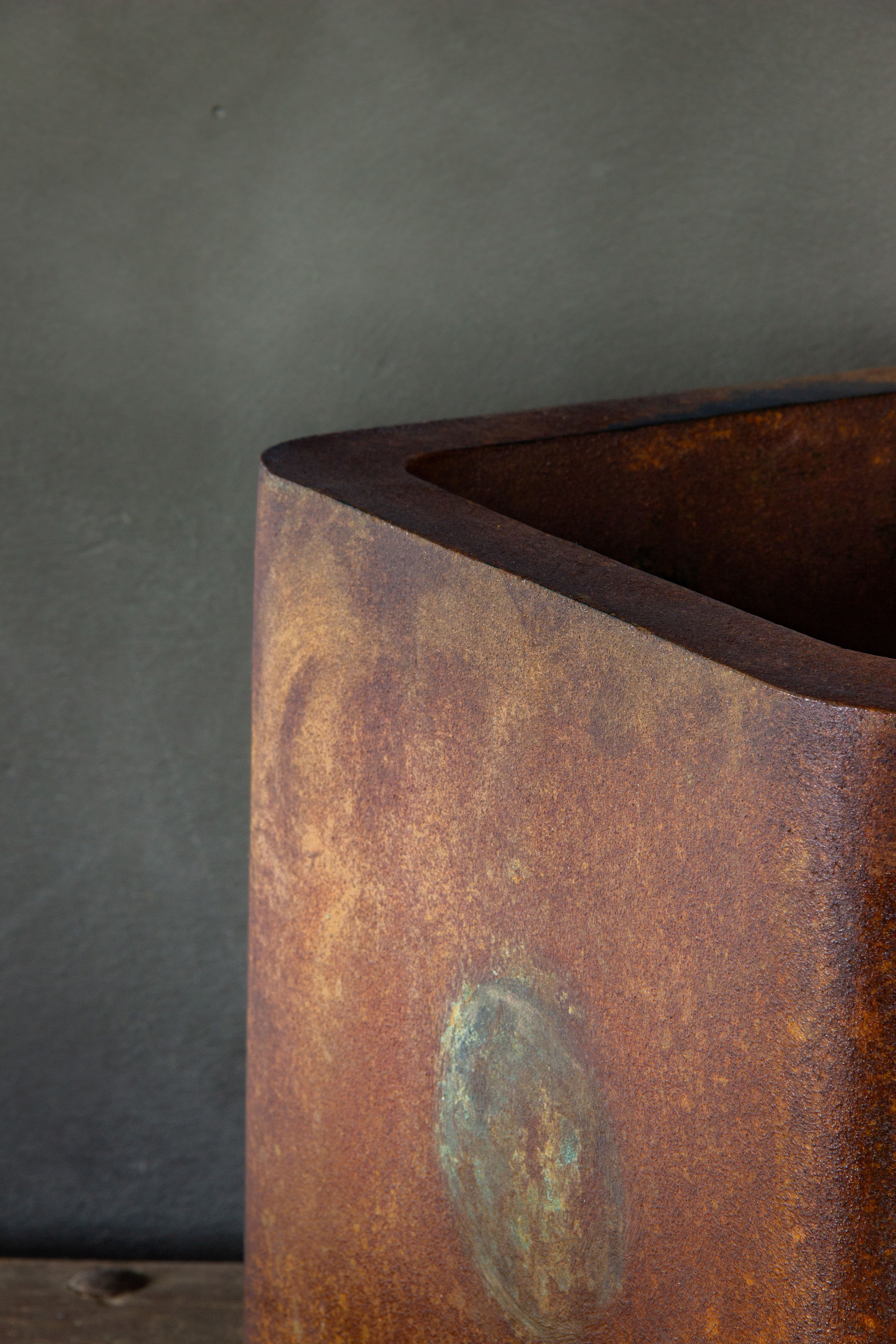 Kwadratowa osłonka z efektem rdzy i patynowanymi okręgami przypominającymi planety